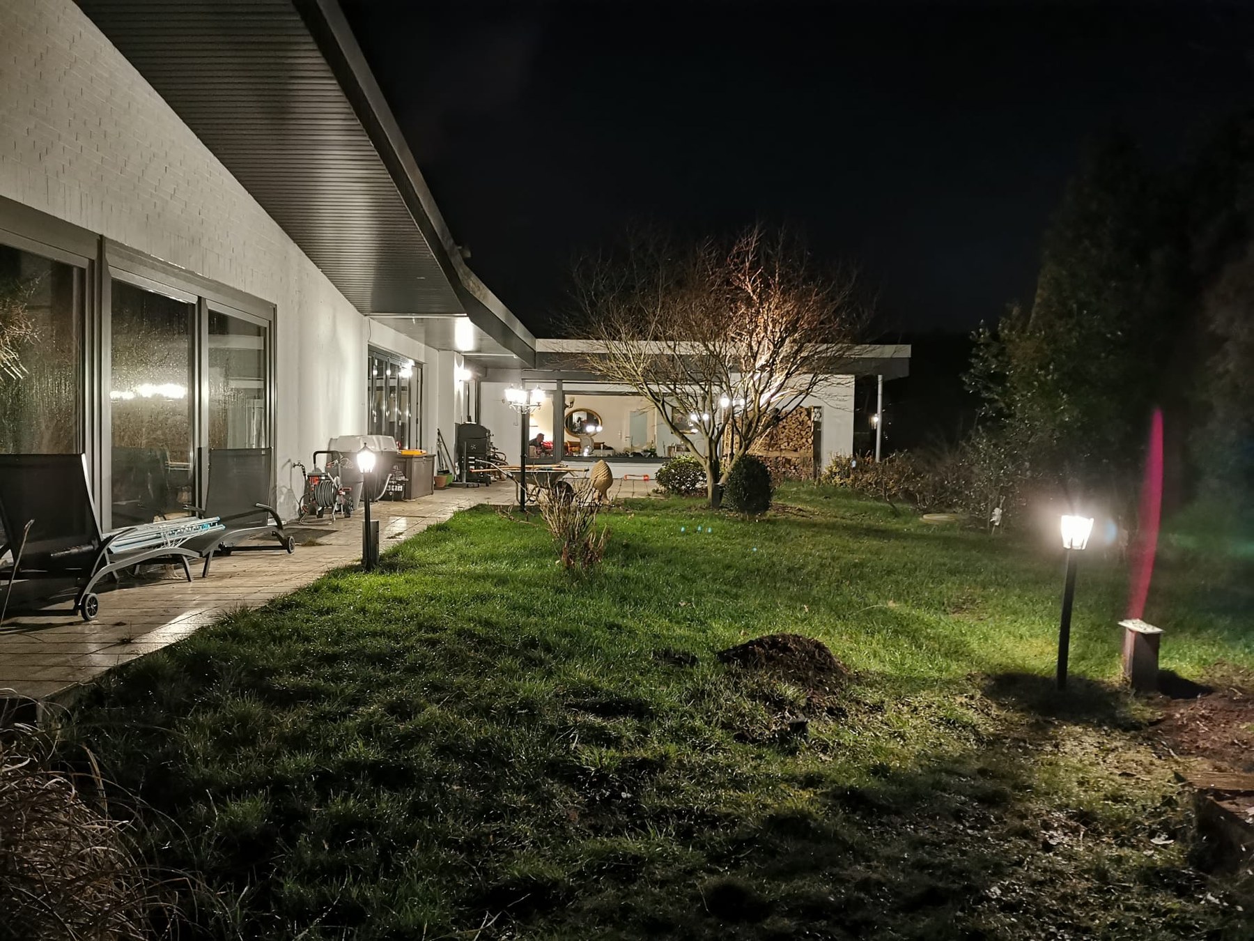 Außenbeleuchtung an Terrasse und Garten bei Nacht