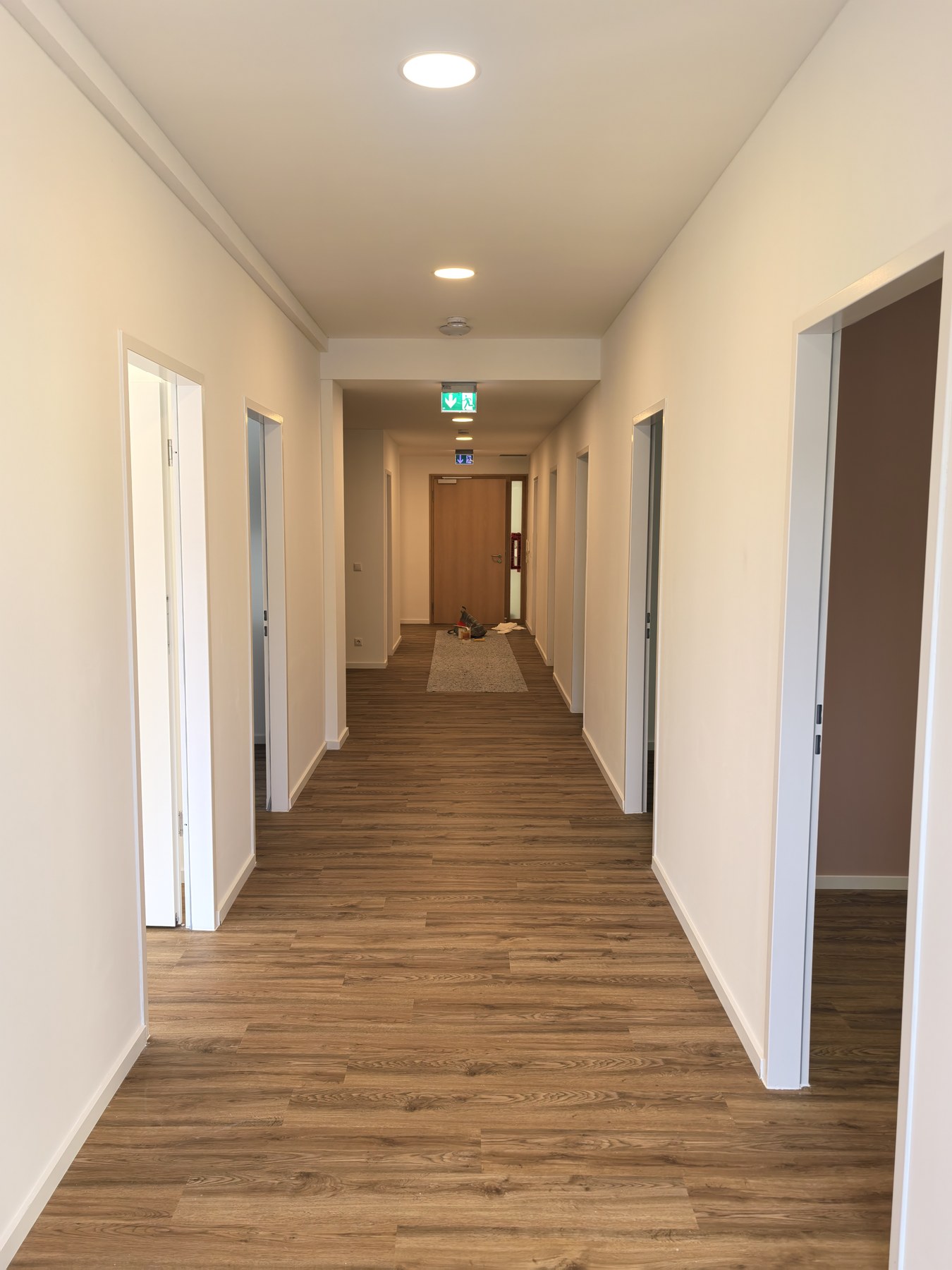 Neu ausgebauter Flur mit Elektroinstallation