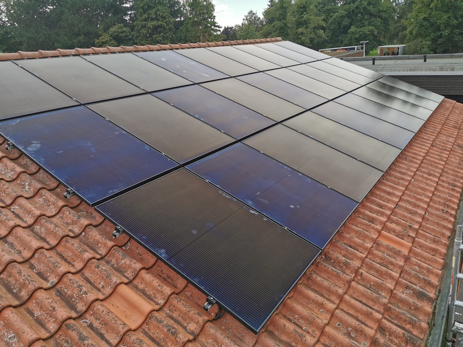 Photovoltaik-Module auf einem Ziegeldach montiert