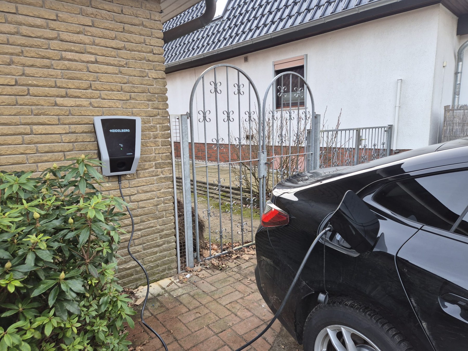 Installierte Wallbox an einer Klinkerfassade in Hamburg