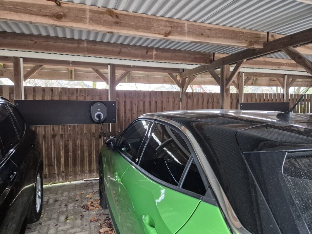 Wallbox im Carport für zwei Fahrzeuge